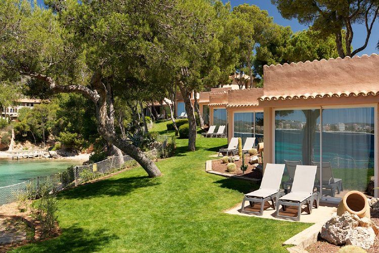 Jardins et terrasses de l'hôtel face à la mer à Majorque